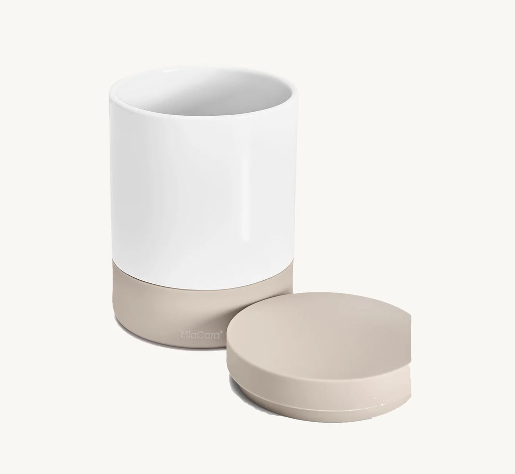 Bocal à friandises Coppa – bocal ouvert avec couvercle en silicone greige posé à côté – Maison Canisya
