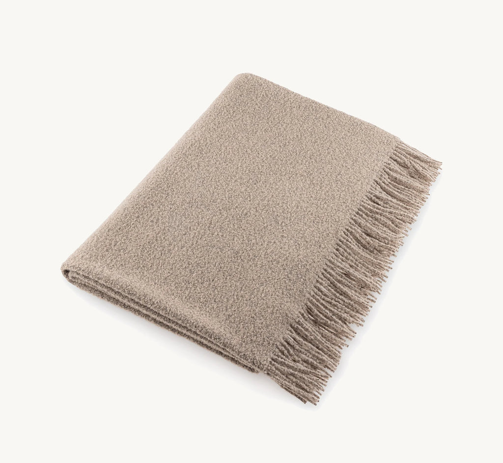 Buccola – couverture en laine bouclée beige Cacao pliée – Maison Canisya
