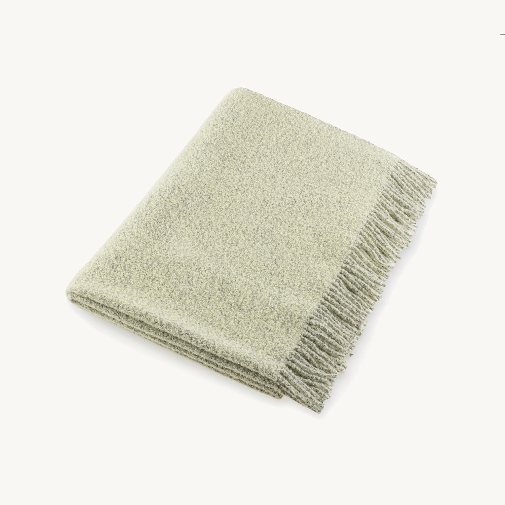 Buccola – couverture en laine bouclée vert clair Fleur de sureau pliée – Maison Canisya