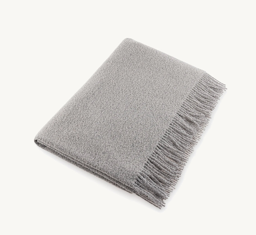 Buccola – couverture en laine bouclée grise Rocher pliée – Maison Canisya