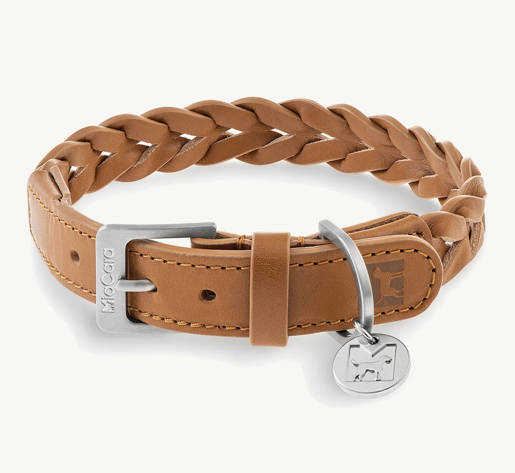 Collier Bergamo – vue produit du collier tressé camel, quincaillerie acier et médaillon signature – Maison Canisya 