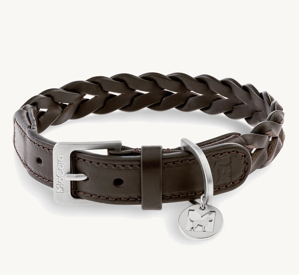 Collier Bergamo – collier en cuir tressé chocolat sur fond neutre, médaillon MiaCara visible – Maison Canisya 