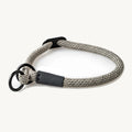Collier coulissant Monza — vue d'ensemble du collier posé, corde nylon tressée coloris Asphalte — Maison Canisya