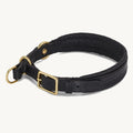Collier Fano – vue produit sur fond neutre, cuir tanné végétal noir et quincaillerie laiton – Maison Canisya