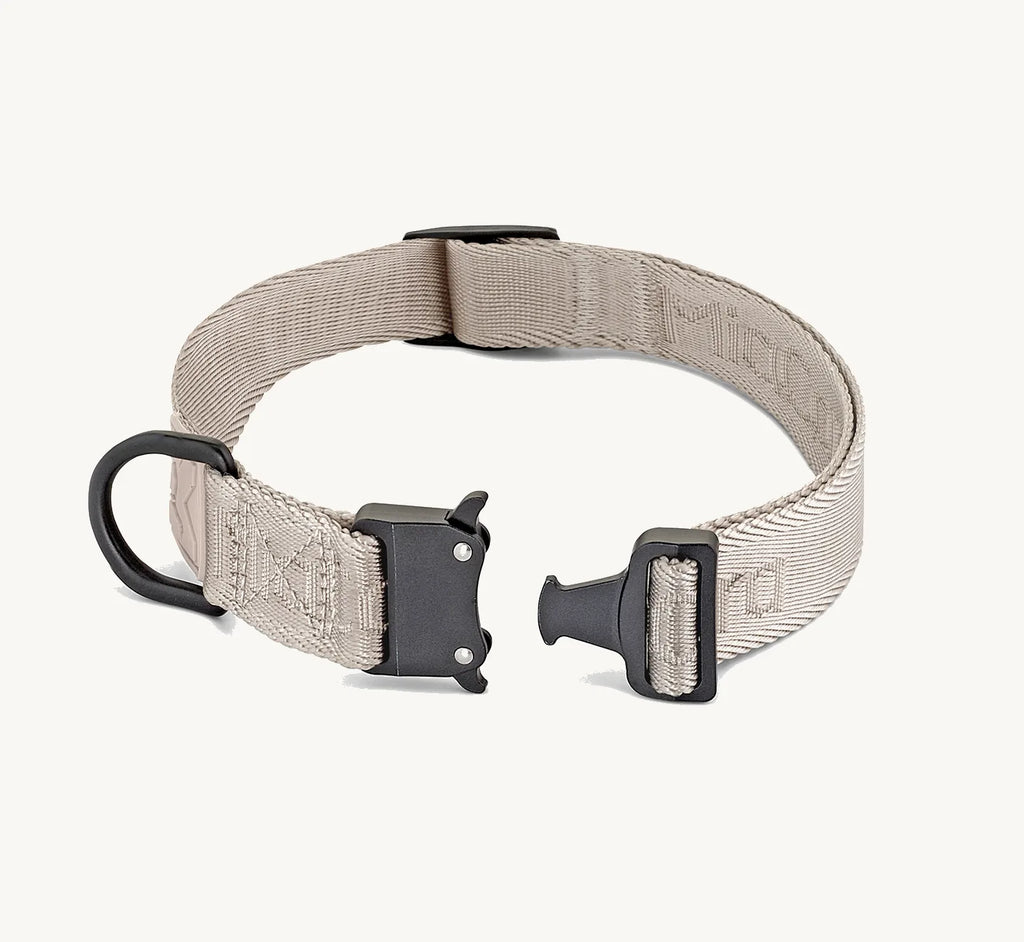Collier Modena Walk Greige, détail boucle aluminium déverrouillée – Maison Canisya