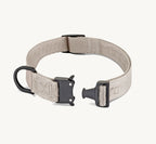 Collier Modena Walk Greige, détail boucle aluminium déverrouillée – Maison Canisya