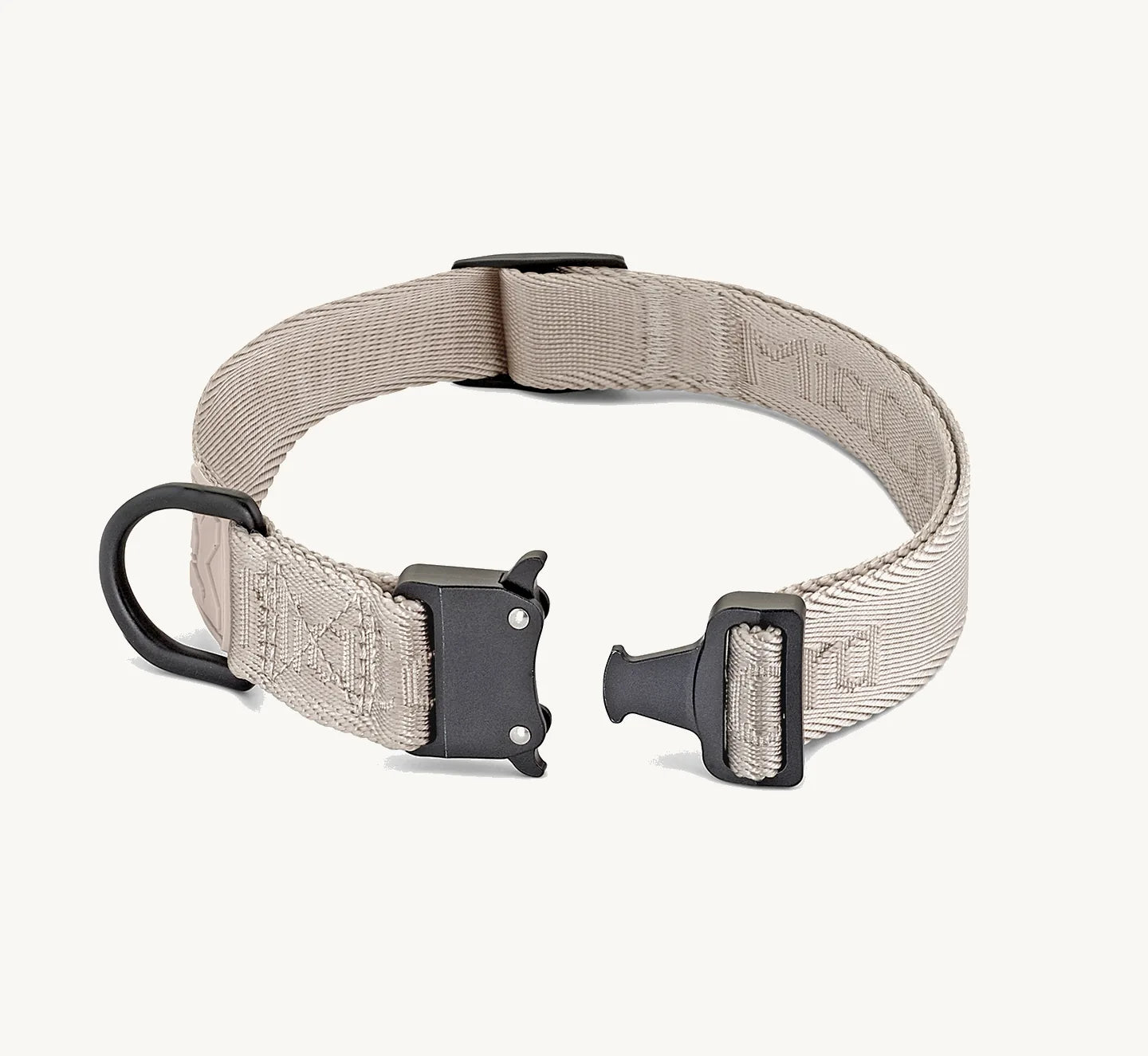 Collier Modena Walk Greige, détail boucle aluminium déverrouillée – Maison Canisya