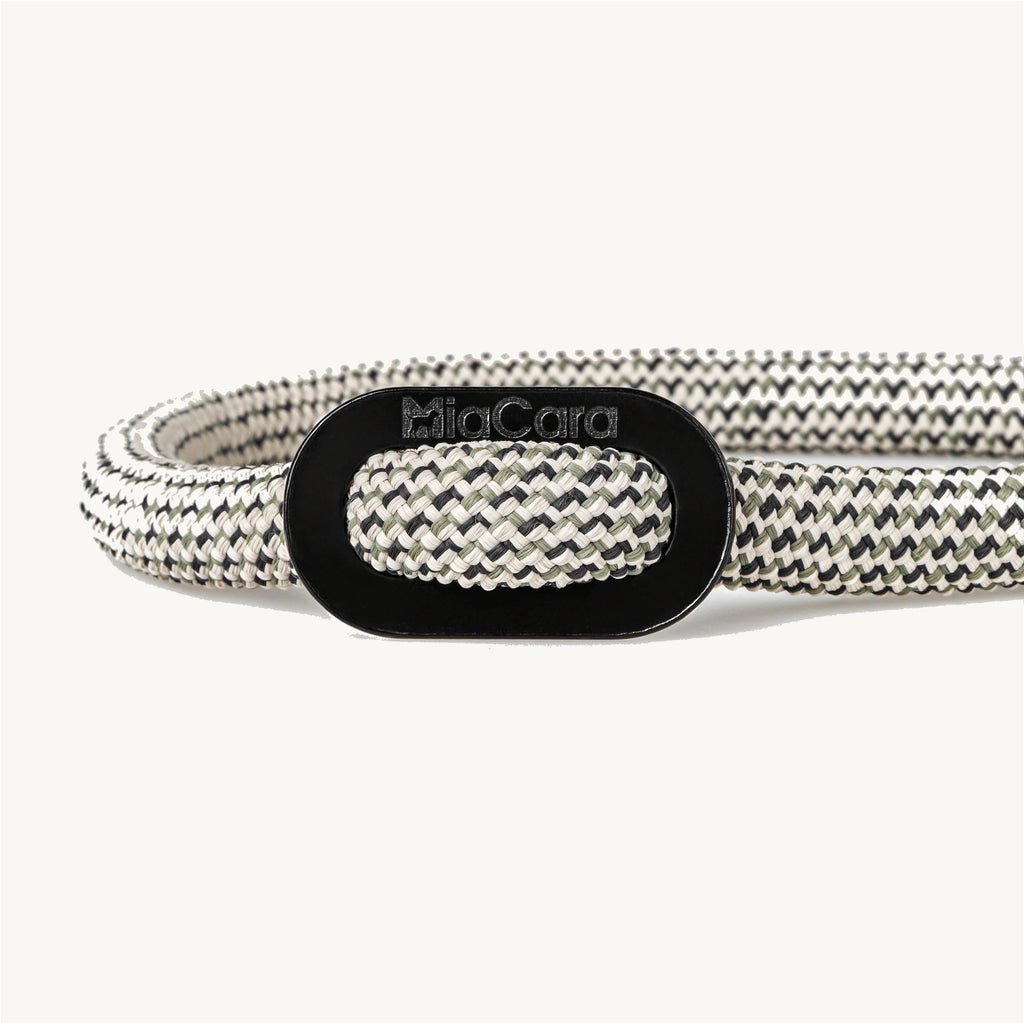 Collier Monza Slip — détail de la plaque coulissante en aluminium noir, coloris Asphalte — Maison Canisya