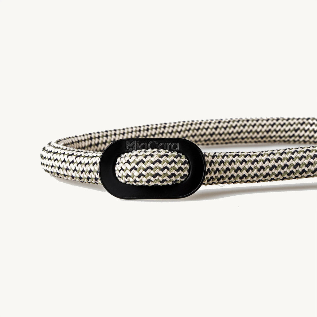 Collier Monza XS — gros plan sur la tresse nylon et la plaque aluminium noire — Maison Canisya