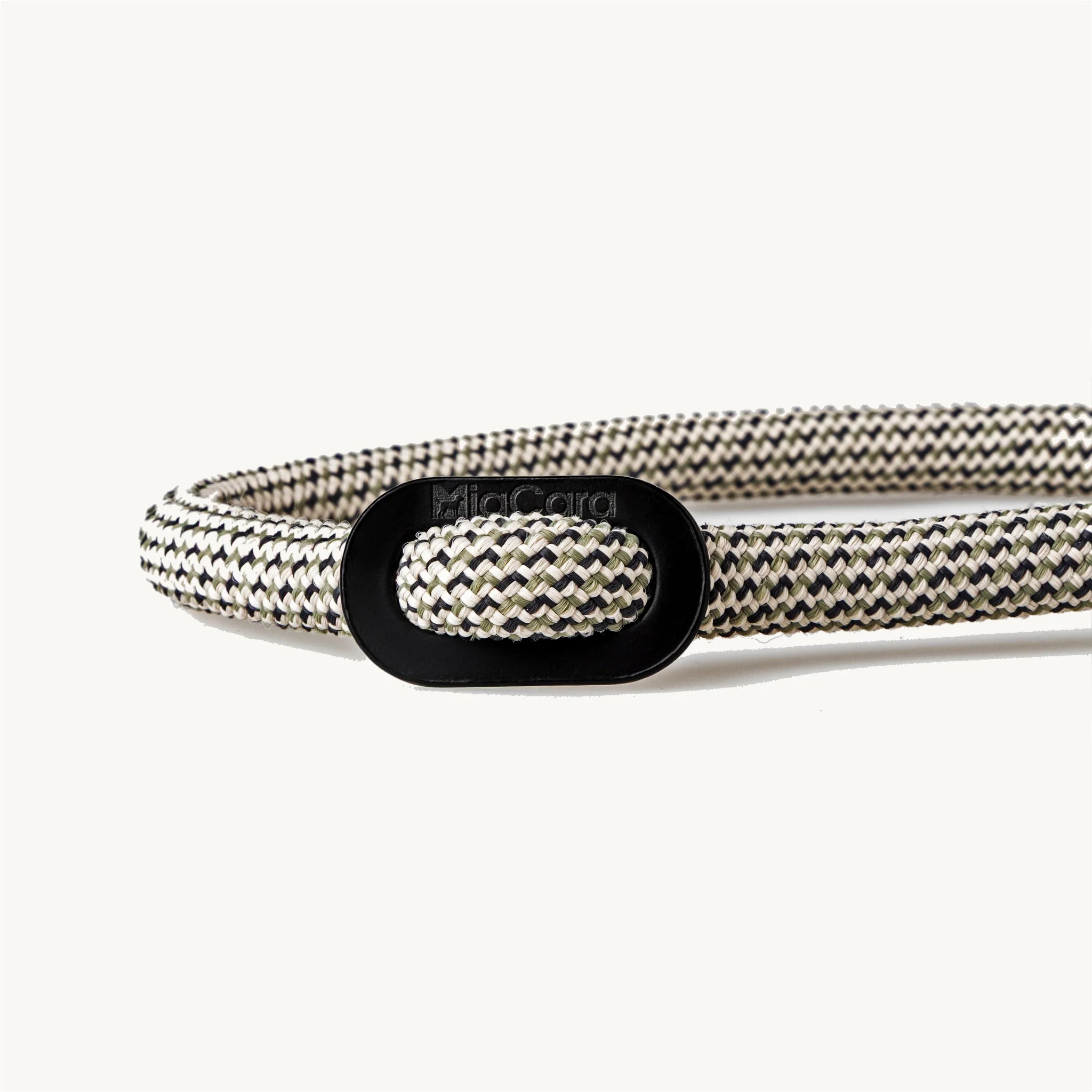 Collier Monza XS — gros plan sur la tresse nylon et la plaque aluminium noire — Maison Canisya