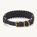 Collier Palermo – collier tressé en cuir végétal noir, boucle laiton, fond neutre – Maison Canisya