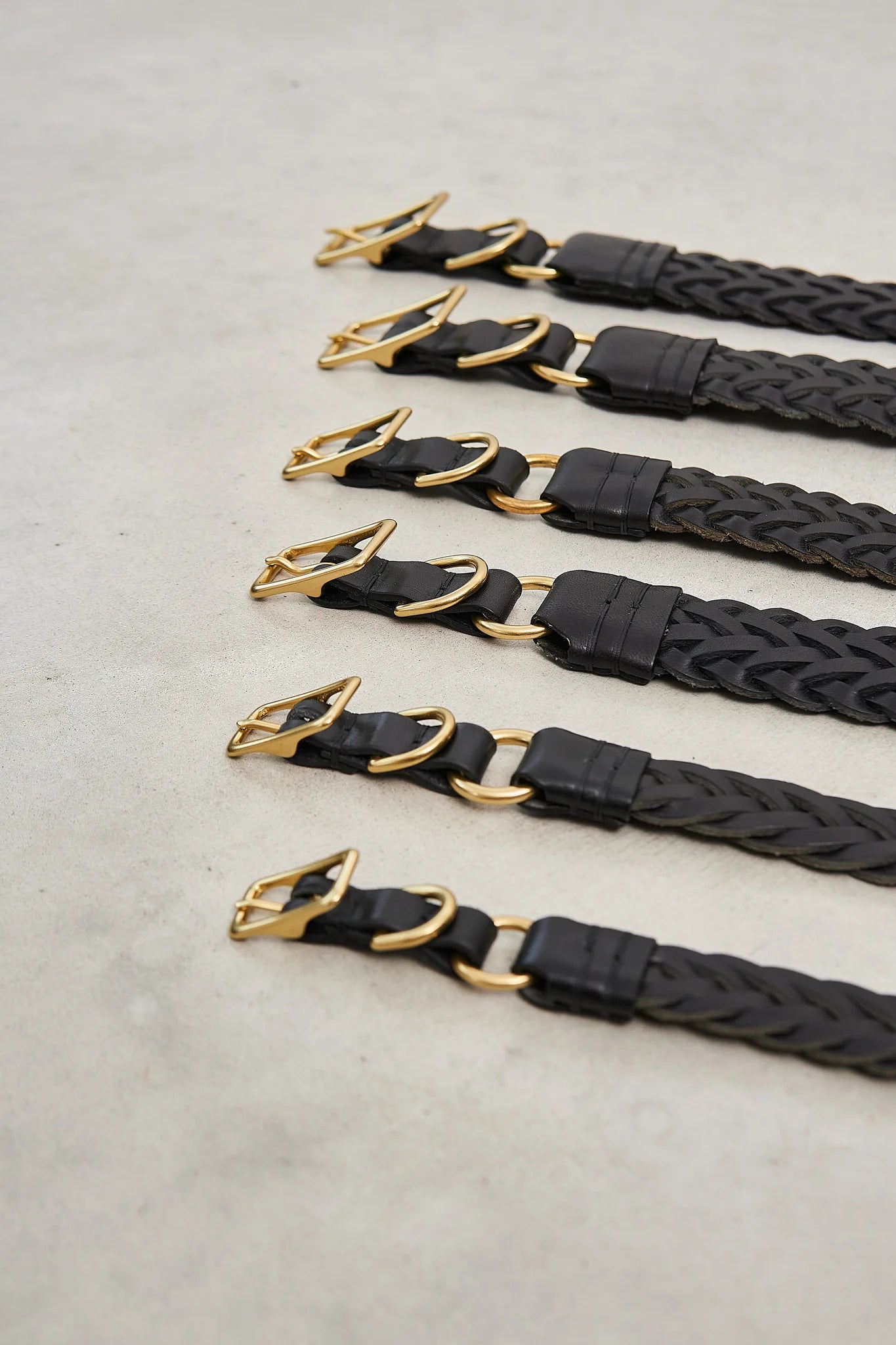 Collier Palermo – détail des six boucles en laiton, rangée de colliers noirs – Maison Canisya
