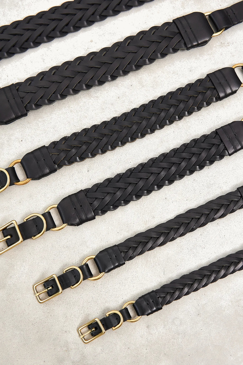 Collier Palermo – gros plan sur le tressage en cuir végétal noir, motif chevron – Maison Canisya