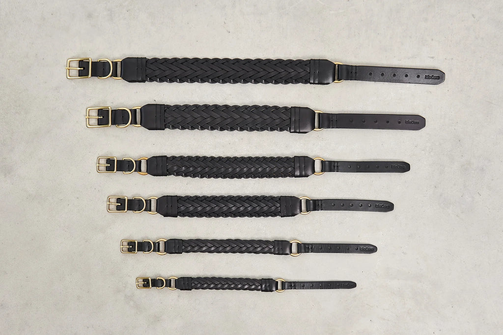 Collier Palermo – six tailles de collier tressé posées à plat sur fond pierre – Maison Canisya