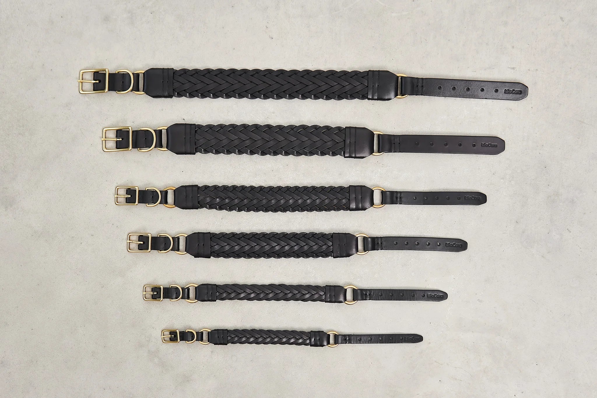 Collier Palermo – six tailles de collier tressé posées à plat sur fond pierre – Maison Canisya