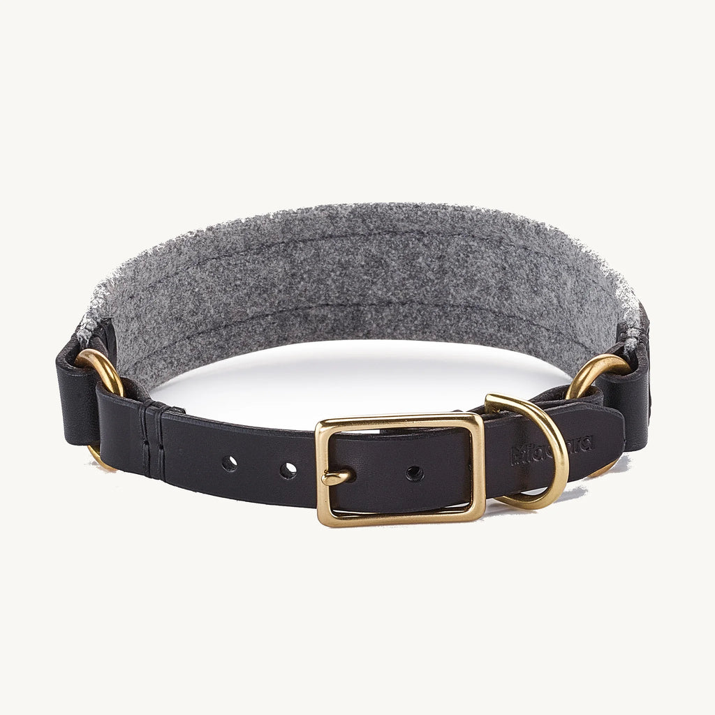 Collier Siena — Collier seul sur fond neutre, cuir noir et laiton, vue rembourrage laine — Maison Canisya