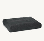 Coussin Senso MiaCara en bouclé coloris graphite sur fond neutre – Maison Canisya
