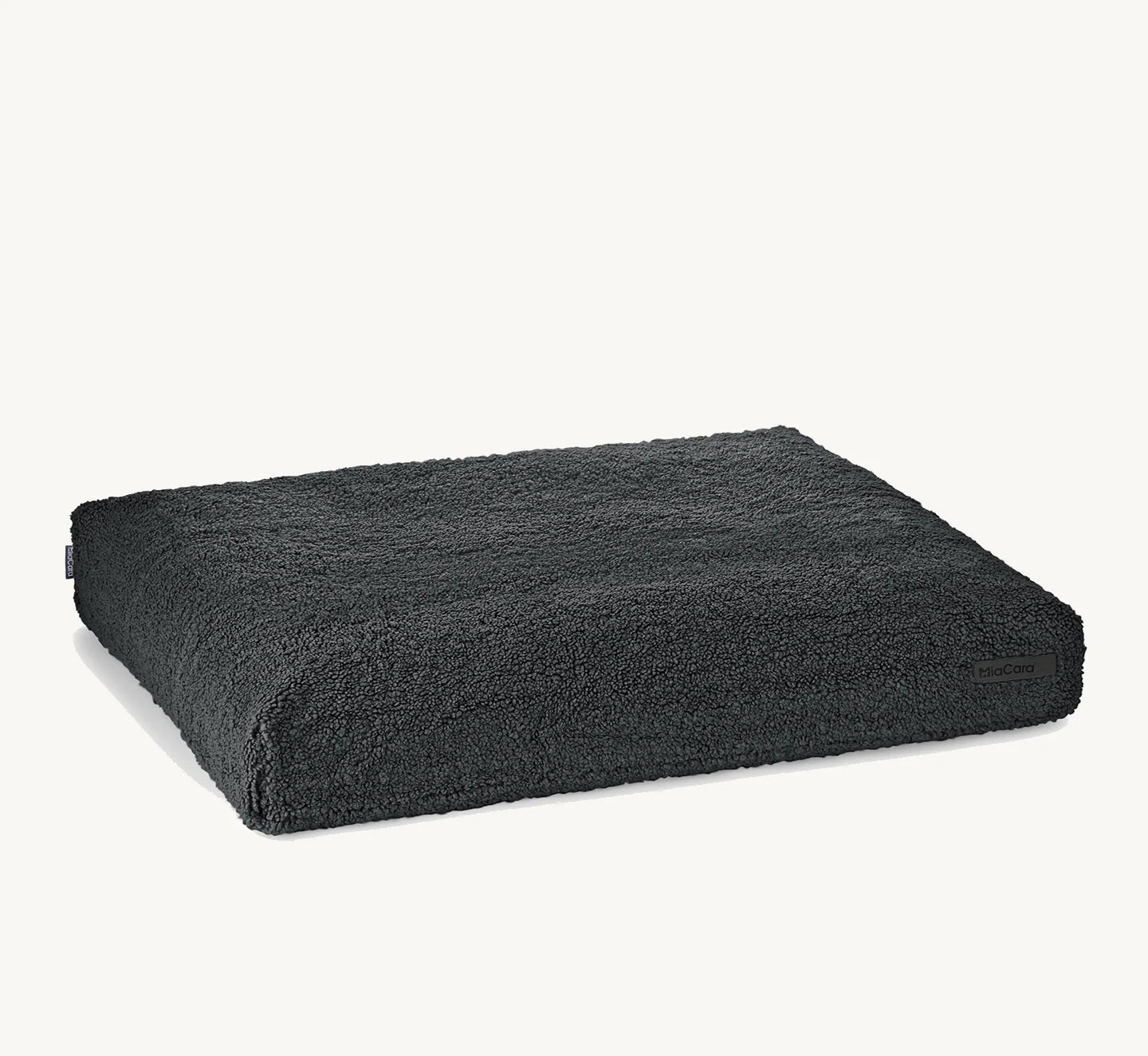 Coussin Senso MiaCara en bouclé coloris graphite sur fond neutre – Maison Canisya
