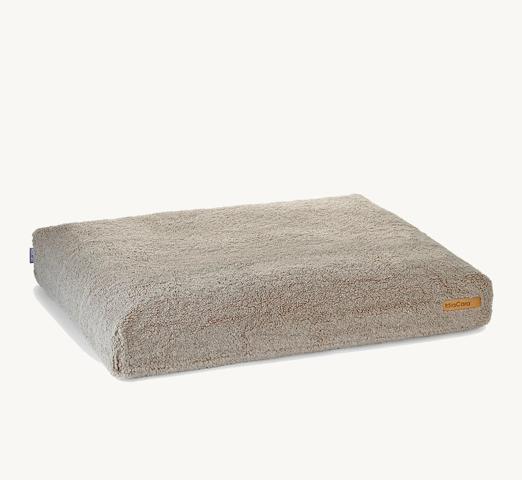 Coussin Senso MiaCara en bouclé coloris greige, vue trois quarts – Maison Canisya