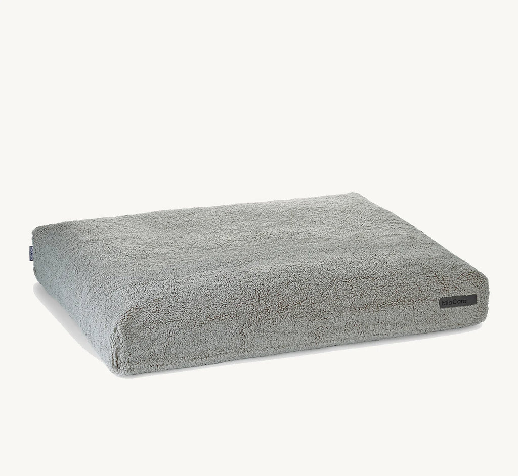 Coussin Senso MiaCara en bouclé coloris pebble, vue trois quarts produit – Maison Canisya
