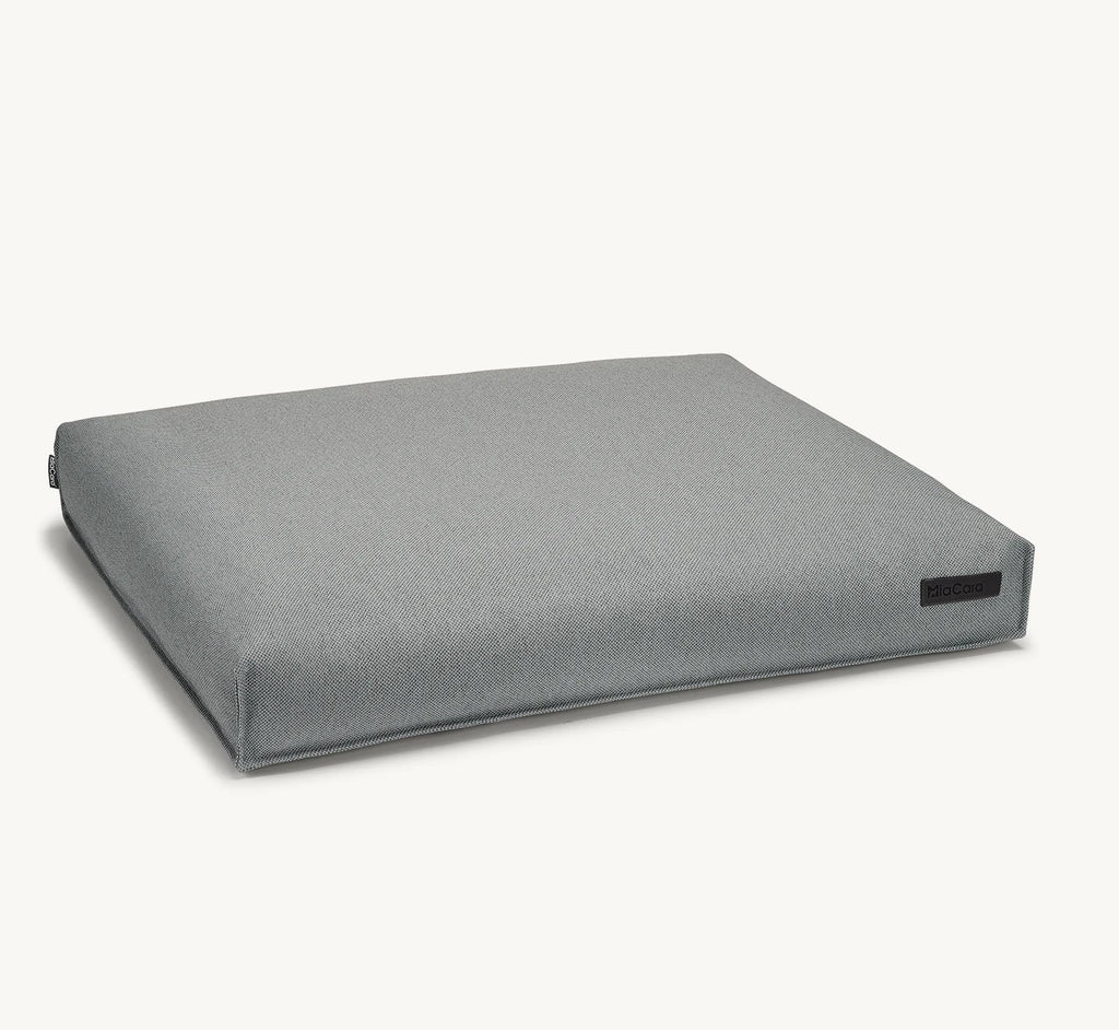 Coussin Mare — coussin coloris galet, photographié en studio sur fond clair — Maison Canisya