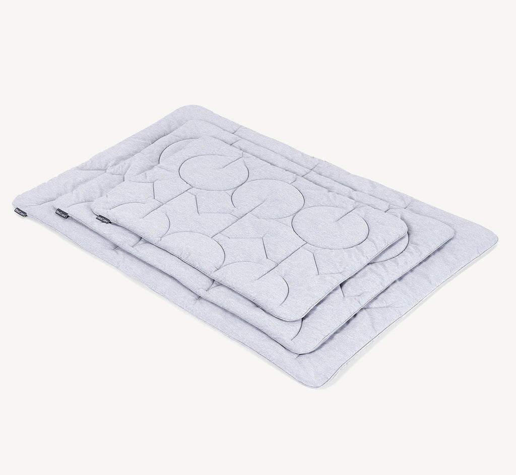 Linea – couverture matelassée coloris galet, présentation des trois tailles empilées – Maison Canisya