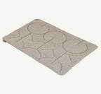 Linea – couverture matelassée coloris moka posée à plat – Maison Canisya