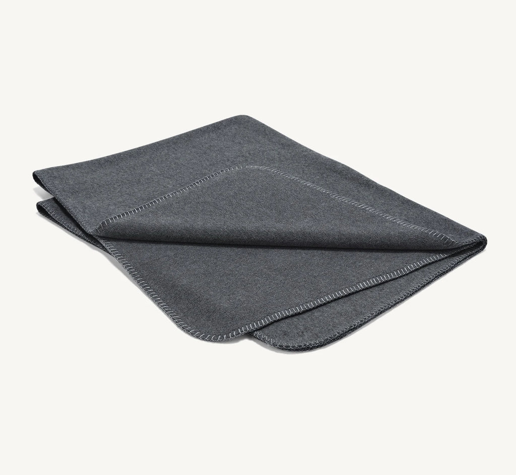 Couverture Unica – polaire chinée caillou pliée sur fond neutre – Maison Canisya