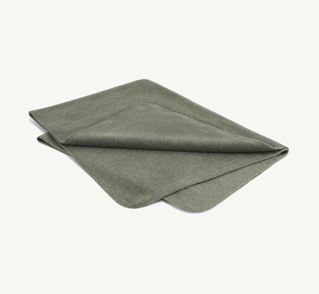 Couverture Unica – polaire chinée sage pliée sur fond neutre – Maison Canisya