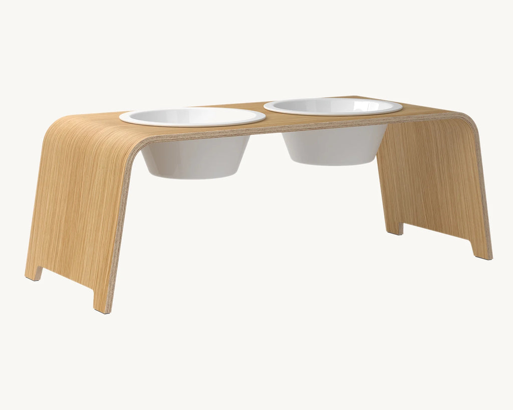 Dogbar Classic – gamelle surélevée coloris chêne clair avec bols en porcelaine – Maison Canisya