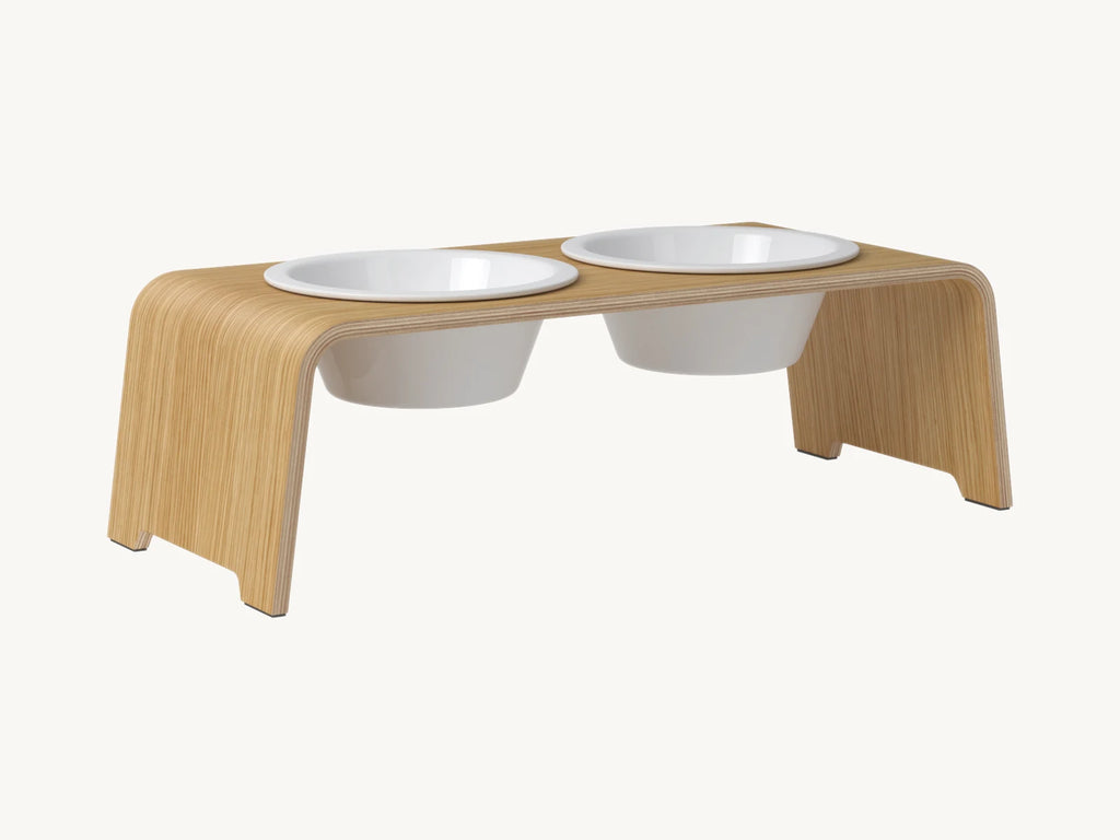 Dogbar Classic – gamelle surélevée coloris chêne clair avec bols en porcelaine – Maison Canisya