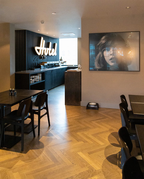 DOGBAR SINGLE — Support surélevé pour gamelle, bois massif et finition laquée