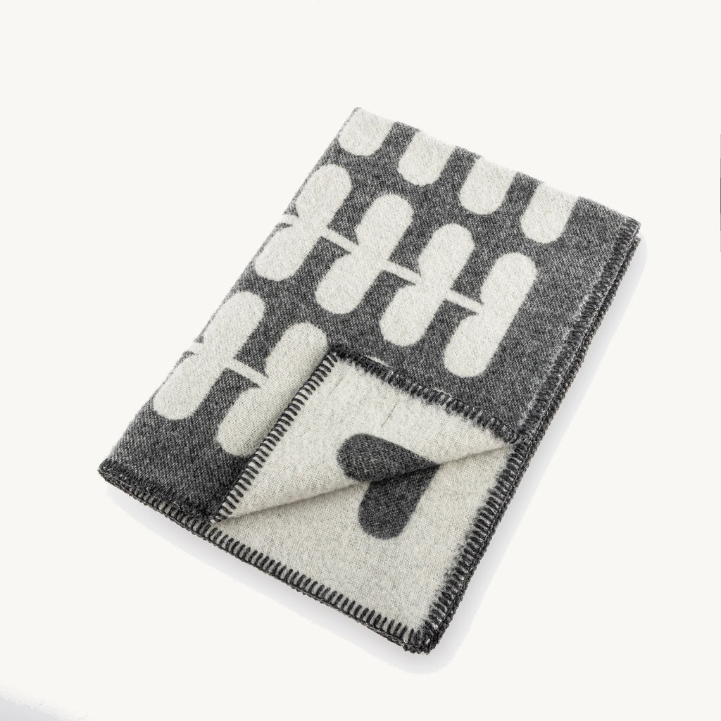 Flora – couverture en laine anthracite et naturel, pli détaillé – Maison Canisya