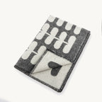 Flora – couverture en laine anthracite et naturel, pli détaillé – Maison Canisya