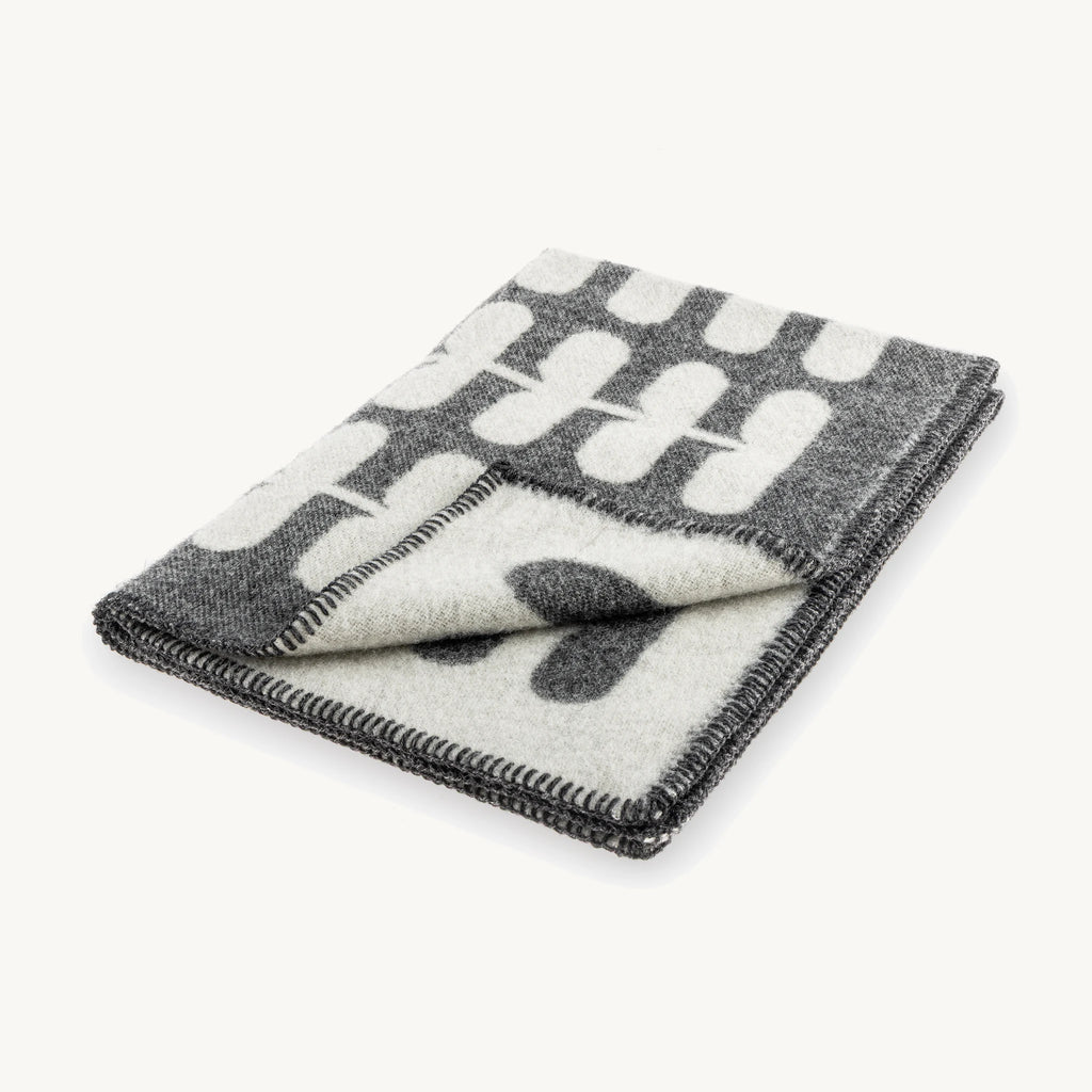 Flora – couverture en laine pliée, motif floral anthracite et naturel – Maison Canisya