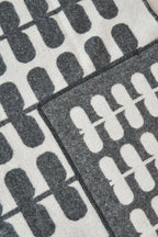 Flora – gros plan sur la texture de la laine anthracite et naturel – Maison Canisya