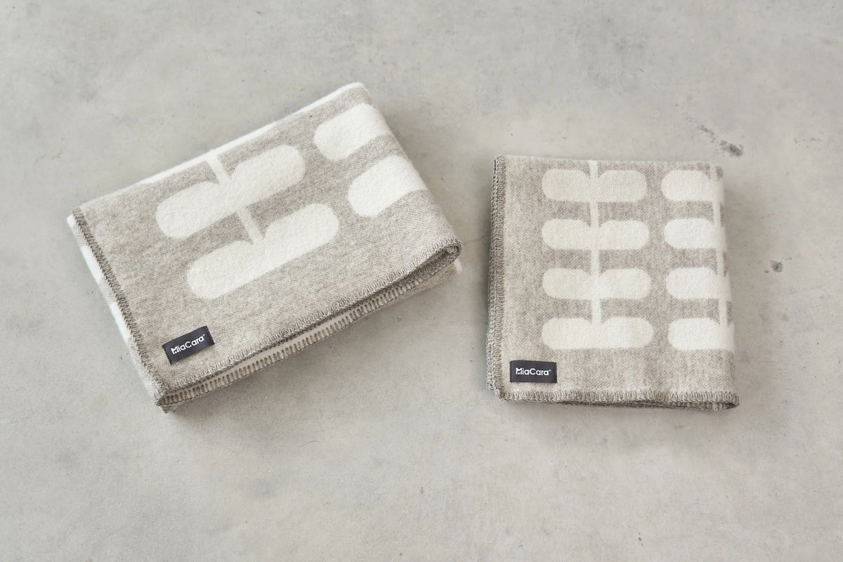 Flora – couvertures pliées avec étiquette MiaCara, coloris cappuccino – Maison Canisya