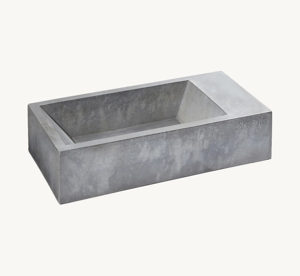 Gamelle Trogolo en béton anthracite vue de trois quarts, fond neutre – Maison Canisya