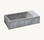 Gamelle Trogolo en béton anthracite vue de trois quarts, fond neutre – Maison Canisya
