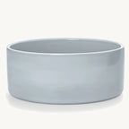 Gamelle Scodella — bol en porcelaine coloris ciel clair, vue de face sur fond neutre — Maison Canisya