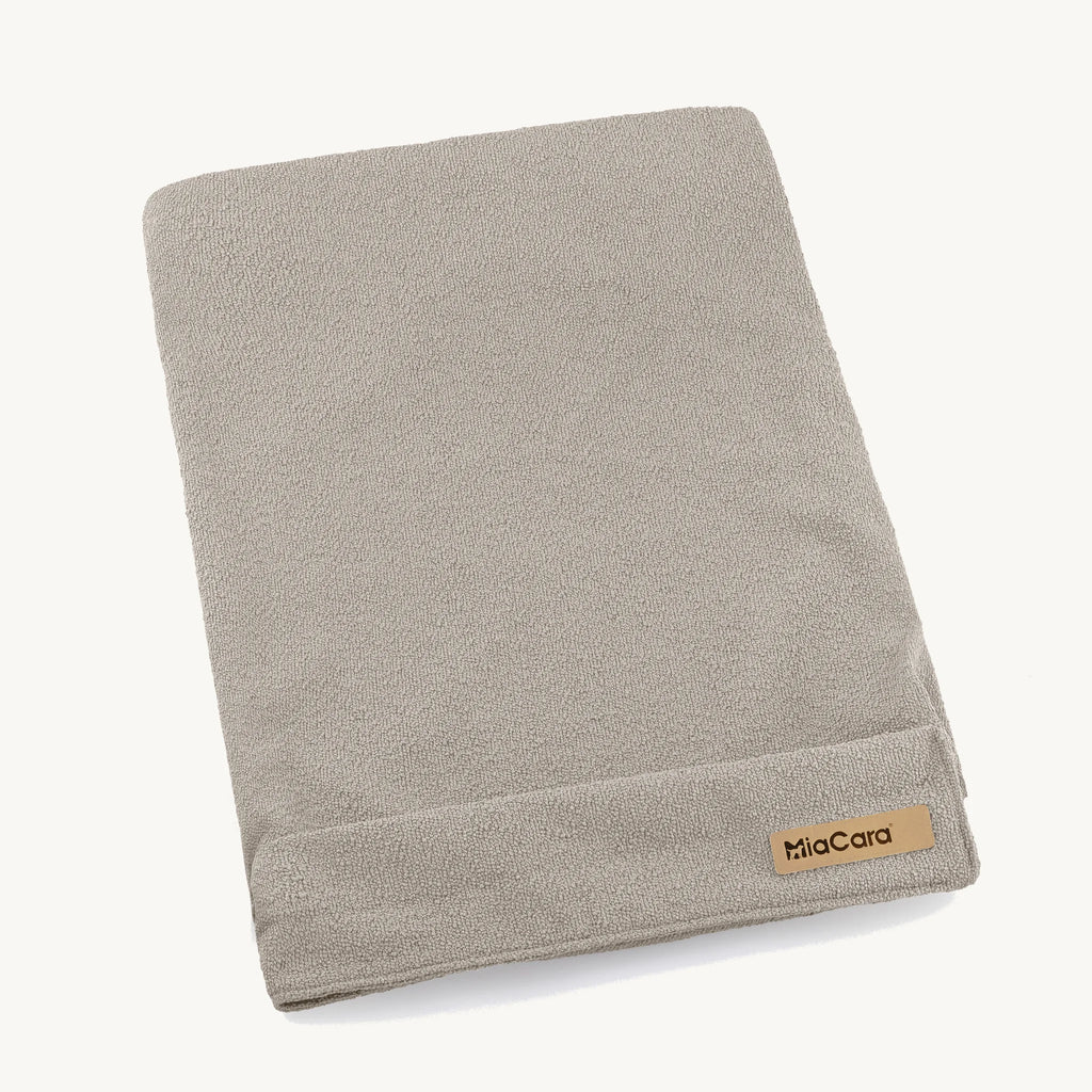 Housse coussin chien Mondo cappuccino — housse pliée vue produit fond neutre — Maison Canisya