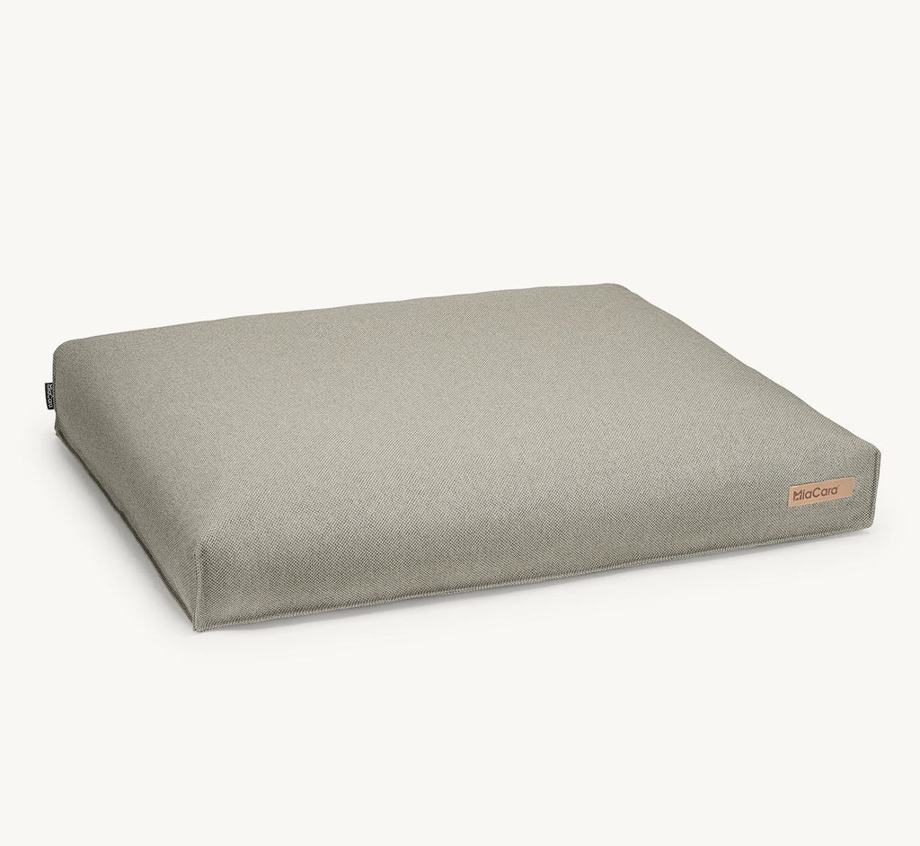 Housse Mare — housse installée sur son coussin, coloris sable — Maison Canisya