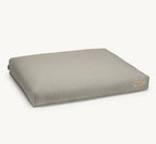 Housse Mare — housse installée sur son coussin, coloris sable — Maison Canisya