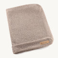 Housse de coussin Senso MiaCara en tissu bouclé coloris greige, posée à plat sur fond neutre — Maison Canisya