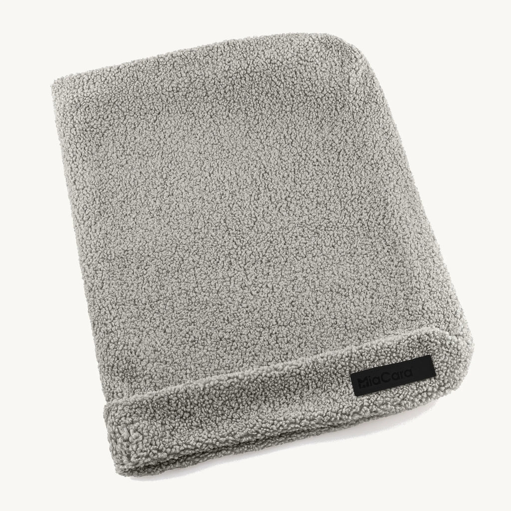 Housse de coussin Senso MiaCara en tissu bouclé coloris pebble, posée à plat sur fond neutre — Maison Canisya