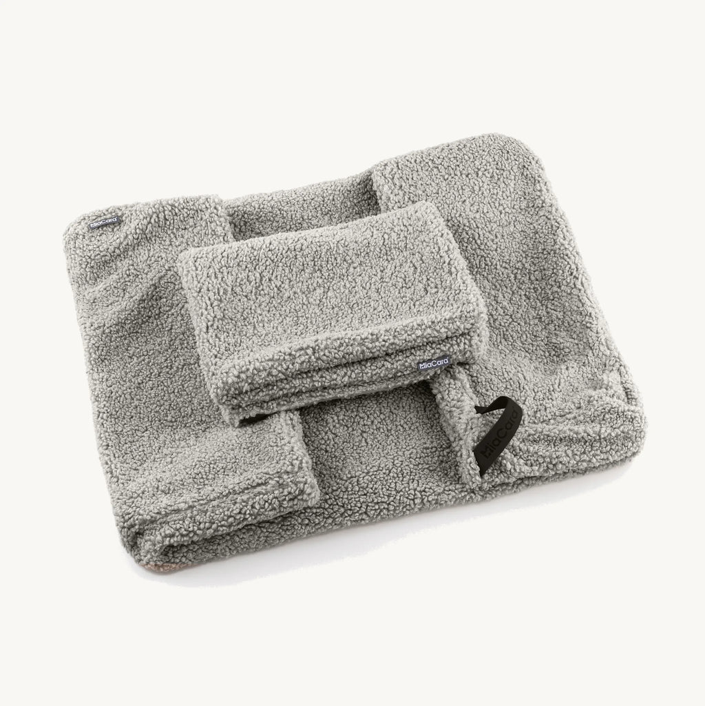 Housse panier coffre Senso MiaCara coloris pebble pliée sur fond studio neutre — Maison Canisya