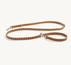 Laisse longue Bergamo Camel — laisse cuir tressé et lisse camel sur fond neutre — Maison Canisya