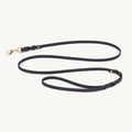 Laisse Rimini 10 mm – laisse cuir tanné végétal noir sur fond crème, vue produit – Maison Canisya