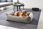 Lit Mare – terrier allongé sur le flanc dans le coloris gris galet – Maison Canisya