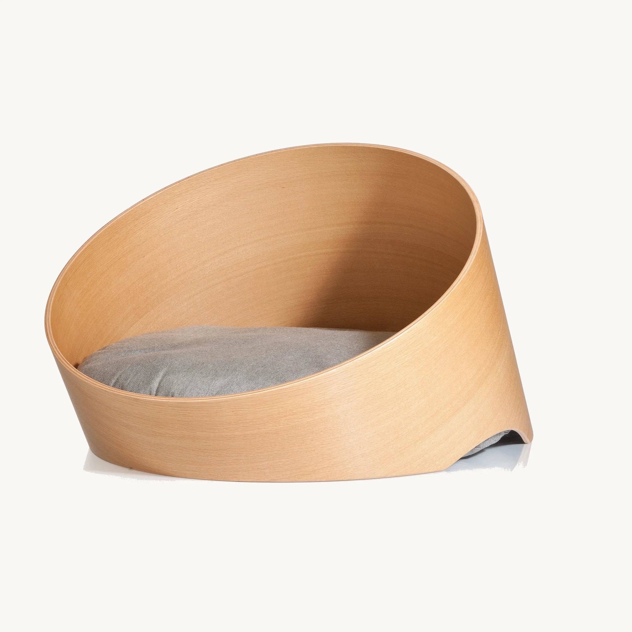 Covo MiaCara – lit design pour chien en chêne coloris sable sur fond studio – Maison Canisya
